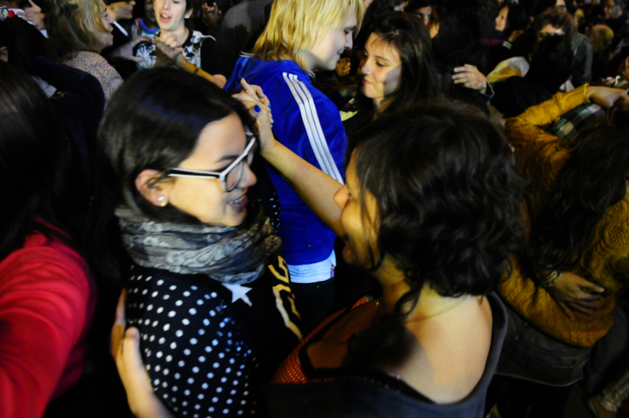 Cientos se congregaron para bailar contra la discriminación. Foto: Marcelo Bonjour