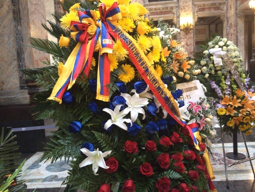 Velatorio de Eduardo Galeano en el Palacio Legislativo. Corona enviada por Nicolás Maduro. Foto: Diego Píriz