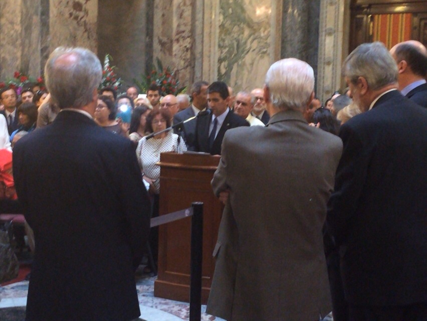 El presidente Tabaré Vázquez presenta sus respetos a Galeano. Foto: Diego Píriz
