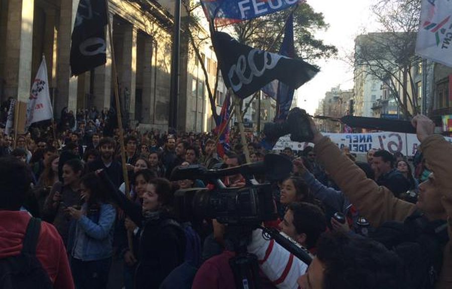 Estudiantes universitarios marchan por 18 de Julio. Foto: Diego Píriz