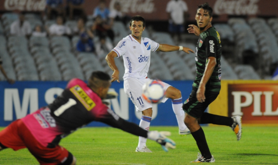 Figura. Darío Silva le sacó una pelota de gol a Leandro Barcia en el primer tiempo. Foto: Francisco Flores