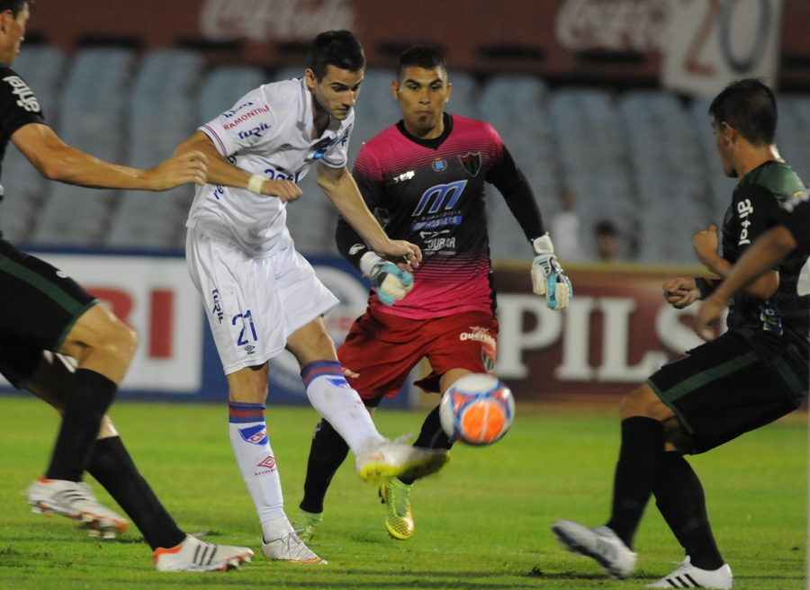 Irregular. Gastón Pereiro tuvo pasajes de buen fútbol, aunque por momentos se aisló.