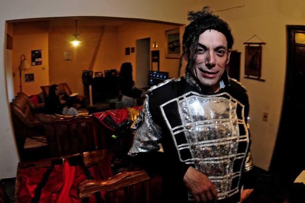 Gustavo López confecciona sus trajes y sus zapatos.