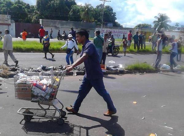 Disturbios y saqueos en el Sur de Venezuela. Foto: Twitter @Imag3n