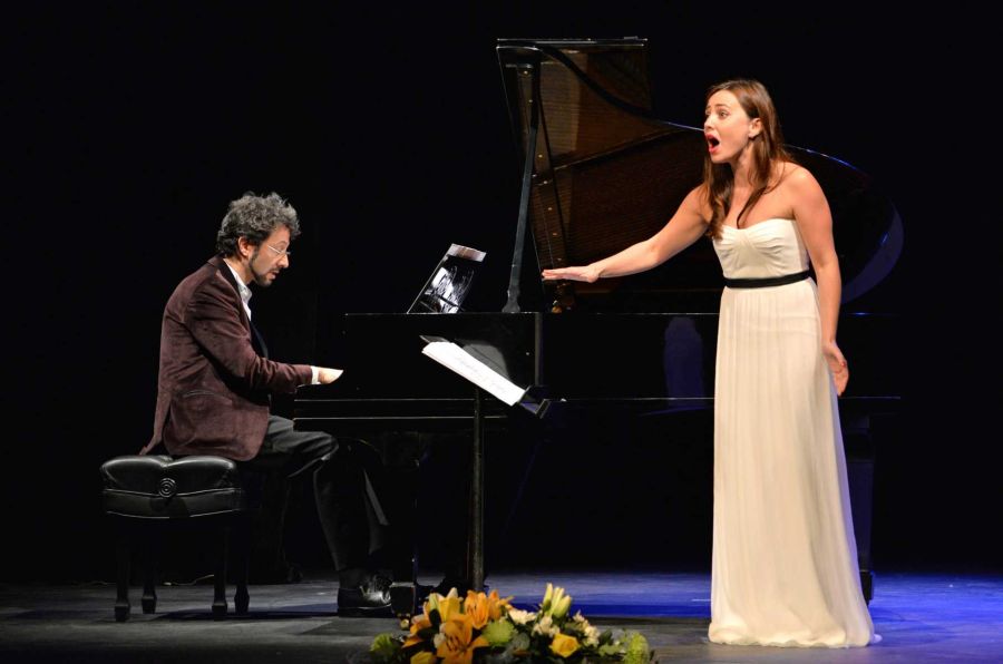 El eterno femenino de una imaginativa pintora