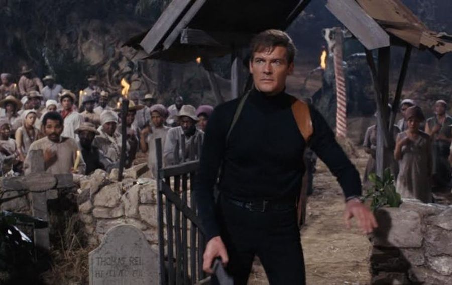 En Live and Let Die, Roger Moore también utilizó la clásica polera negra. Foto: Captura.