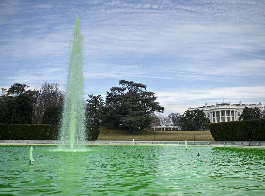 Una fuente  frente a la Casa Blanca, luce verde en honor al santo patrón de Irlanda. Foto: AFP