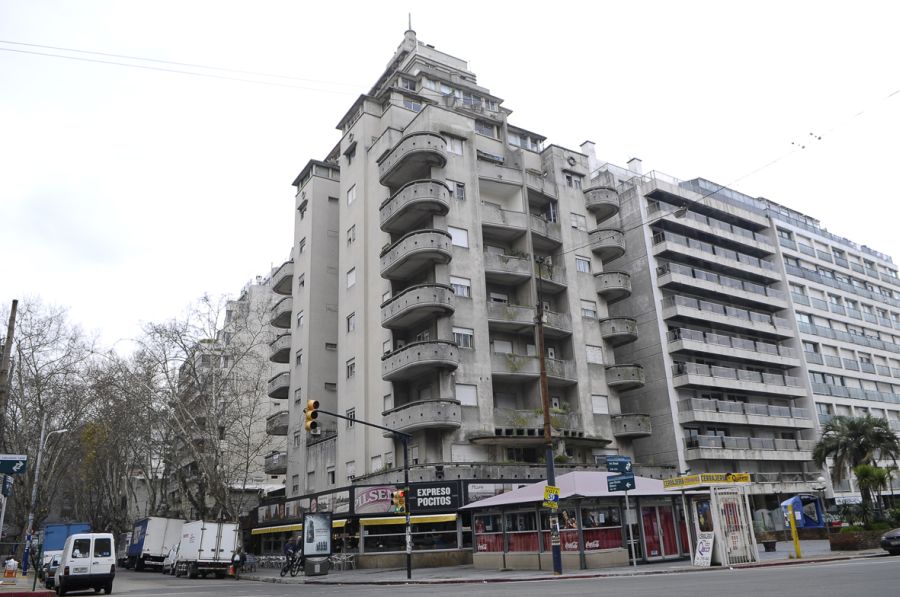 El eterno femenino de una imaginativa pintora