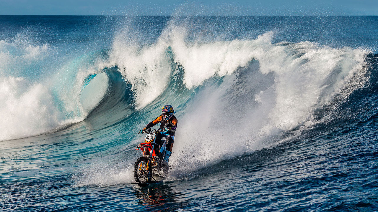 El motociclista australiano Robbie Maddison surfeando olas en moto en Tahití en spot de la marca DC.