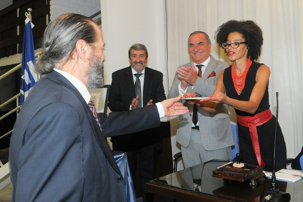 Moreira, del Correo Uruguayo, entrega uno de los sellos. Foto: A. Colmegna