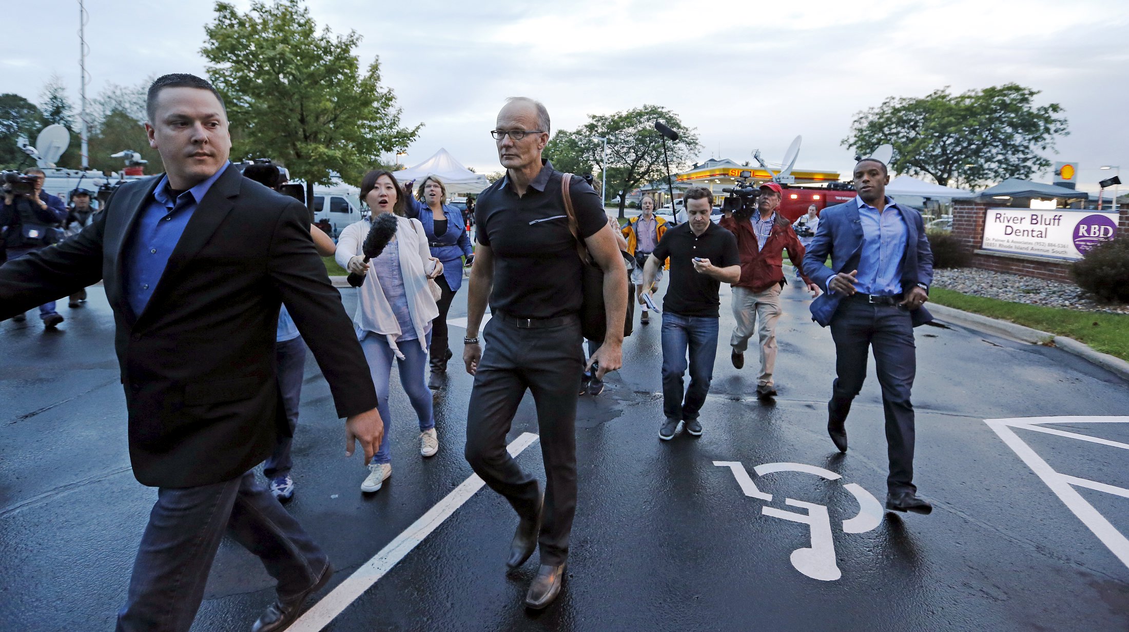 El dentista que mató al león Cecil volvió a su trabajo. Foto: Reuters