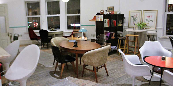 El eterno femenino de una imaginativa pintora