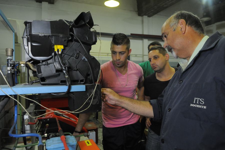 El eterno femenino de una imaginativa pintora