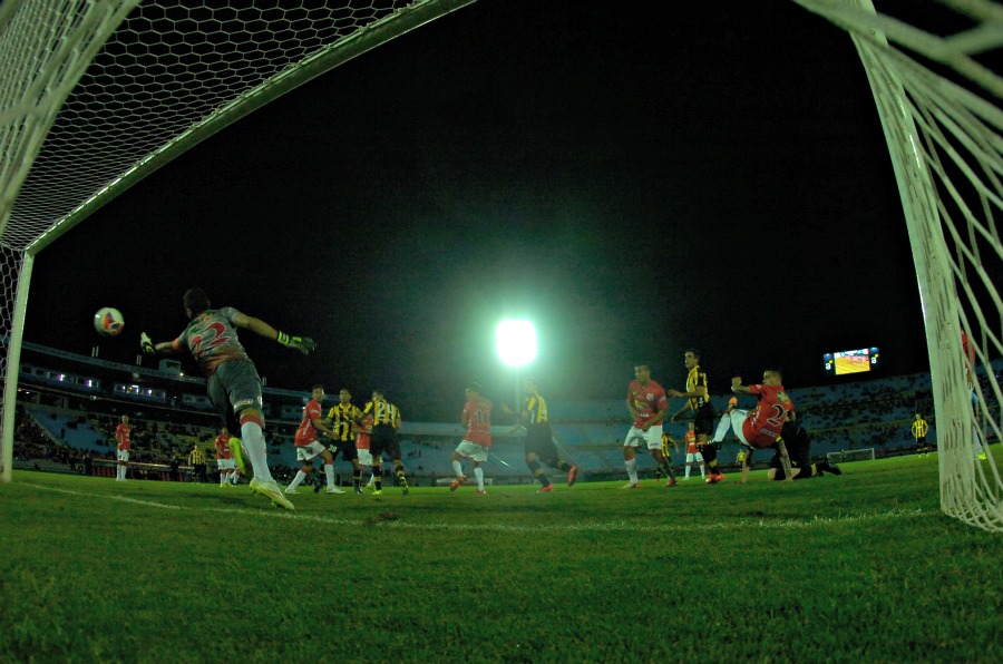 El momento del gol: Aguirregaray cabecea solo para el 1-0. Foto: Fernando Ponzetto
