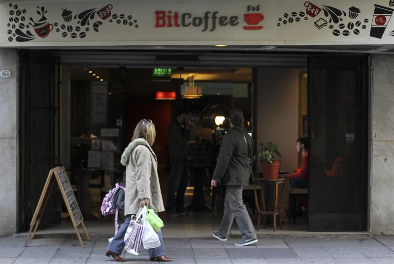 El eterno femenino de una imaginativa pintora