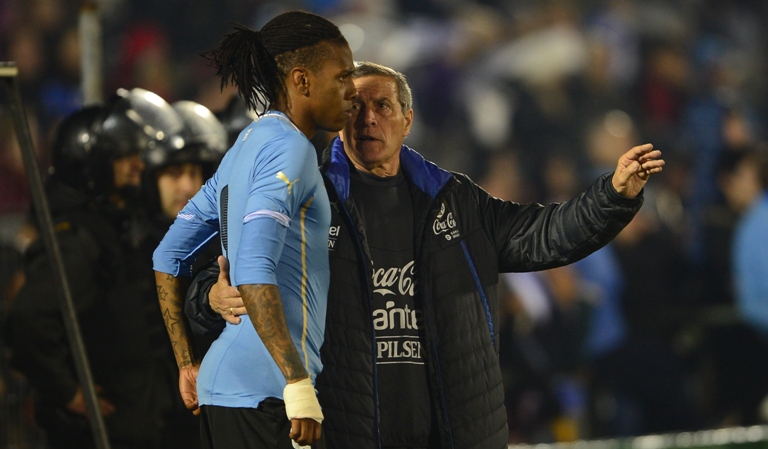 Prueba. Tabárez dialogando con Abel Hernández; dijo que estos partidos le sirven para recabar mayor información.