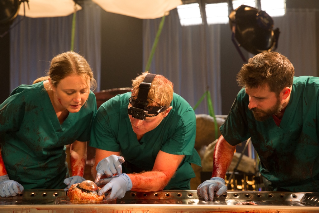 Los científicos examinan el ojo. Foto: Nat Geo