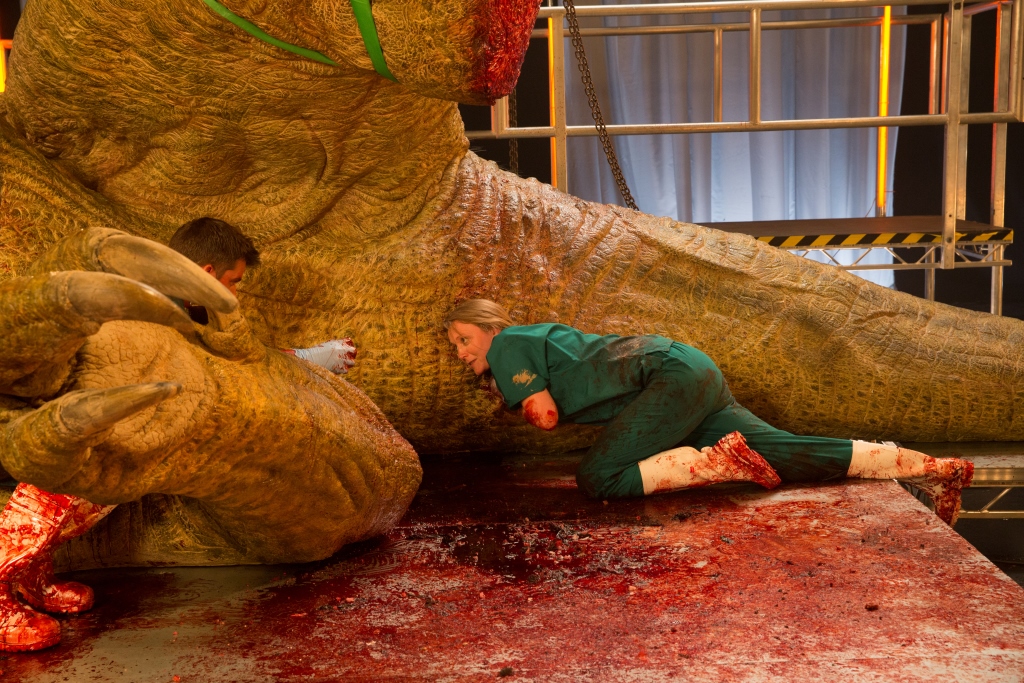 Examinan el recto y el ano del animal. Foto: Nat Geo