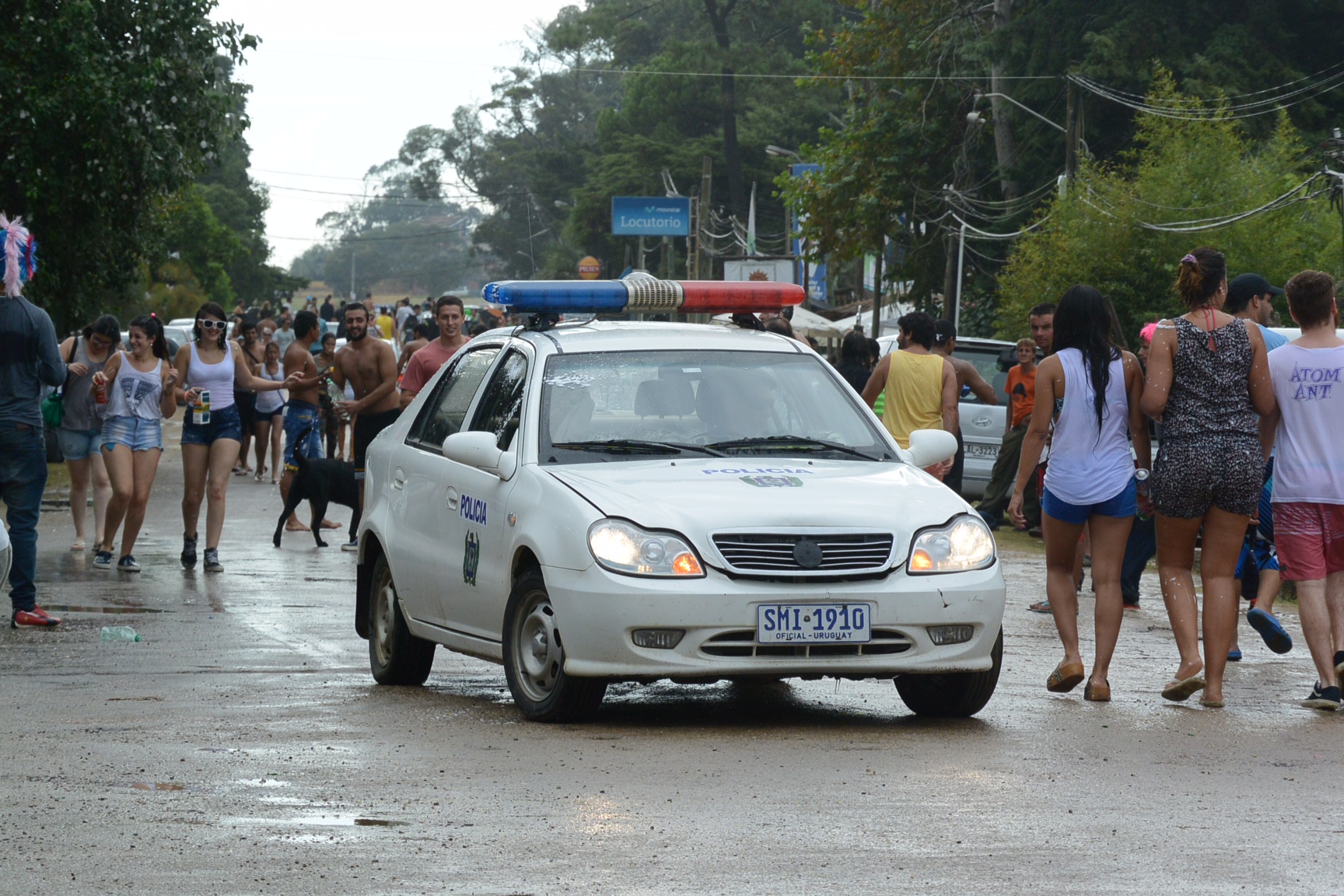 Un patrullero también sufre los bombazos de agua. Foto: Ricardo Figueredo