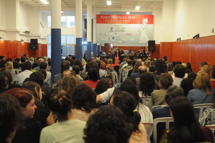 El eterno femenino de una imaginativa pintora