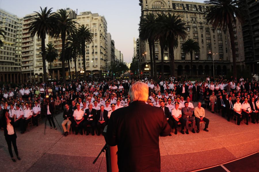 Bonomi hablando anoche en Plaza Independencia en el 186 aniversario de la Policía. Foto: F. Ponzetto.