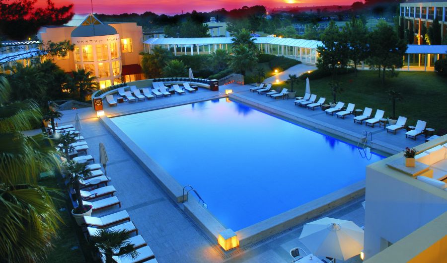 El eterno femenino de una imaginativa pintora