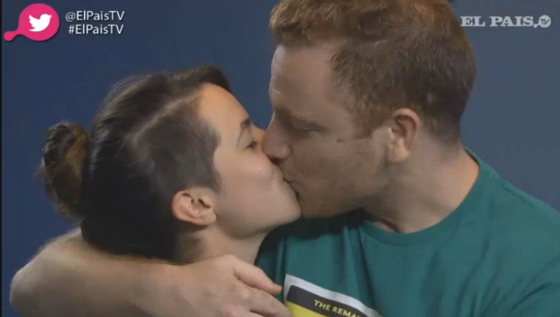 El beso final de Eduardo y Clarita.