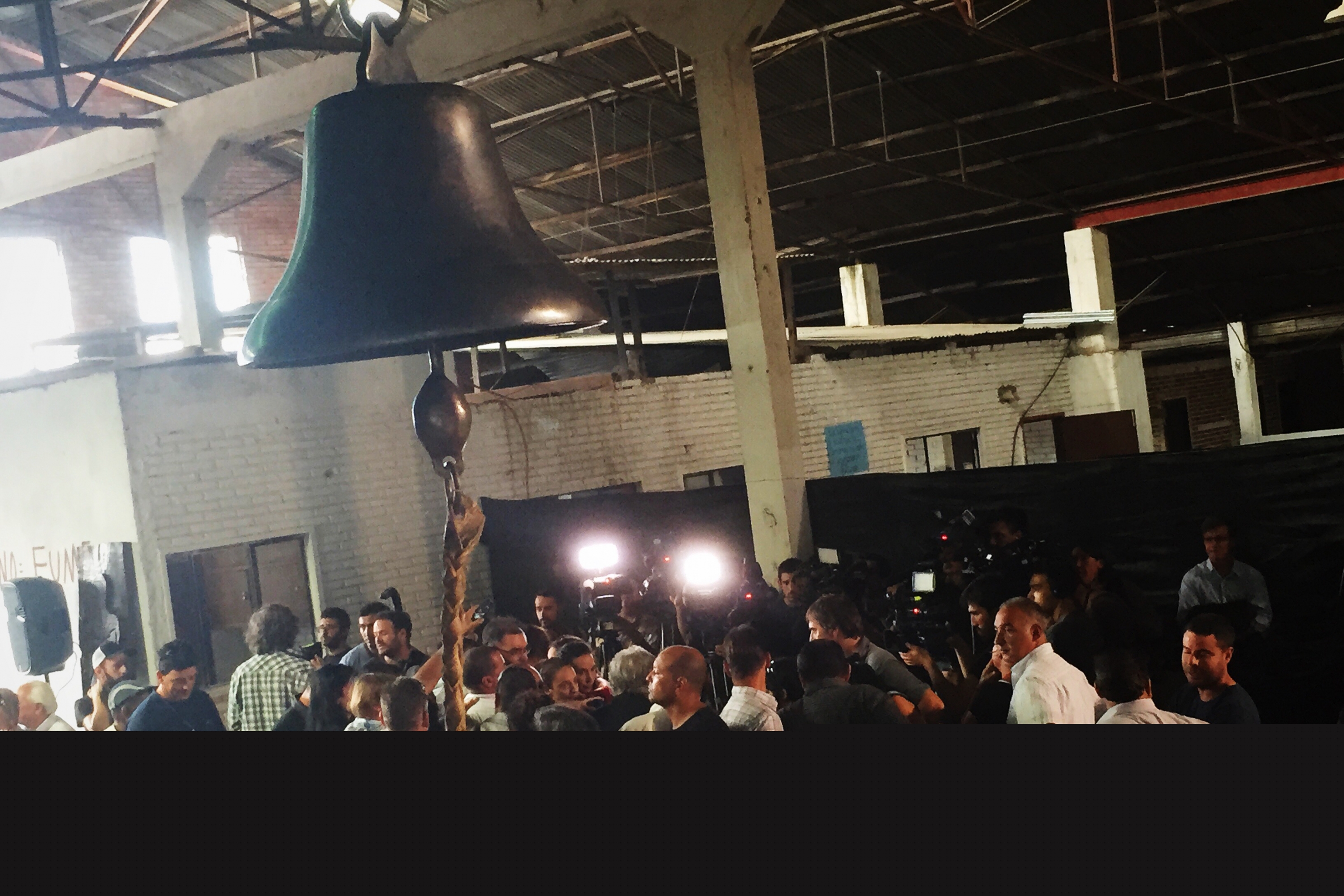 La campana con la que Mujica inauguró la escuela. Foto: Juan Gari.