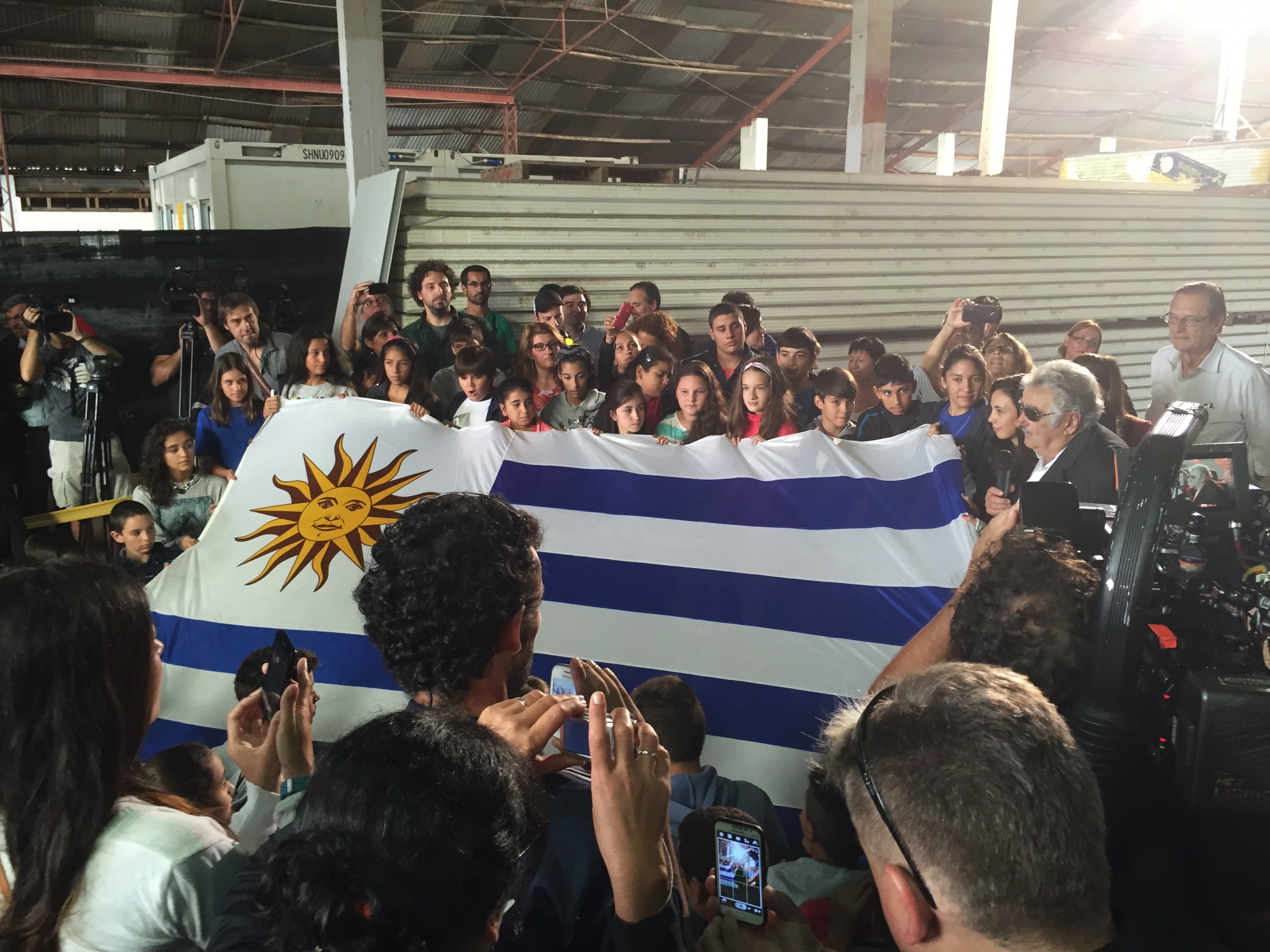 Mujica entregó el Pabellón Nacional que recibió en el cambio de mando el 27 de febrero. Foto: Juan Gari.