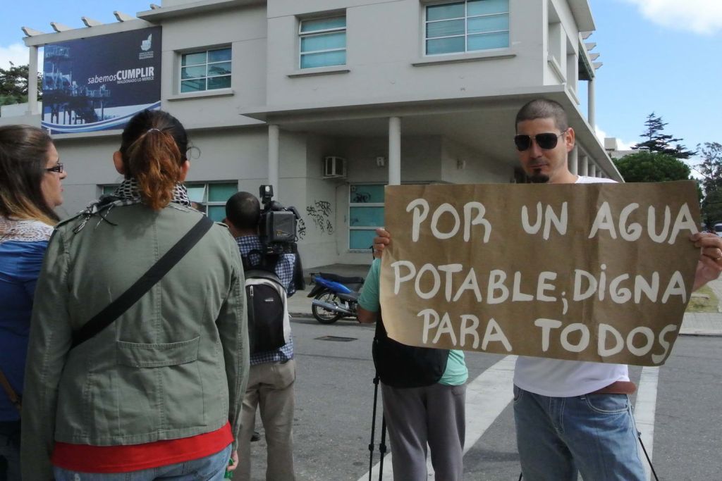 Vecinos de Maldonado se manifestaron por mala calidad del agua potable el 27 de marzo de 2015. Foto: Ricardo Figueredo.