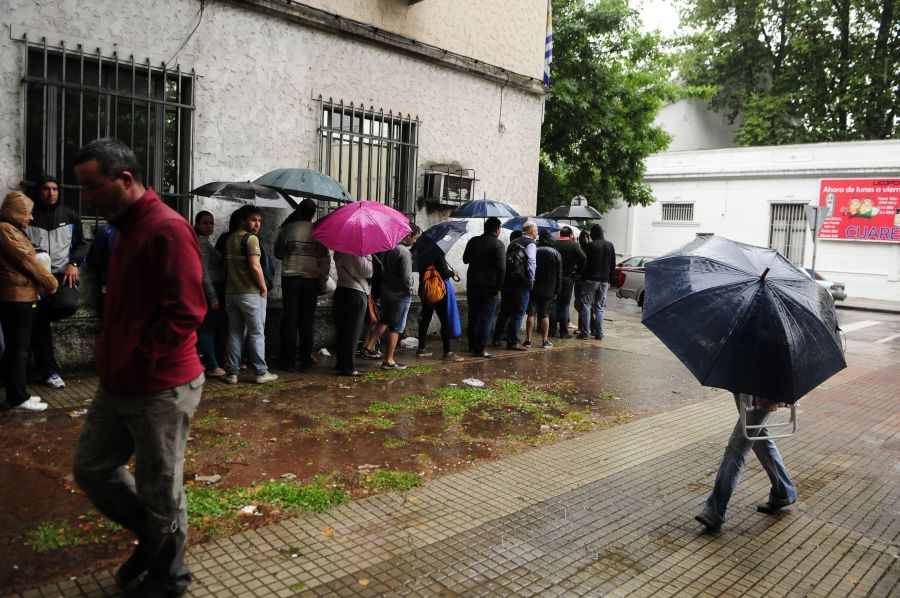 Hubo largas colas ayer en los locales de UTU en todo el país con jóvenes para inscribirse. Foto: F. Ponzetto.