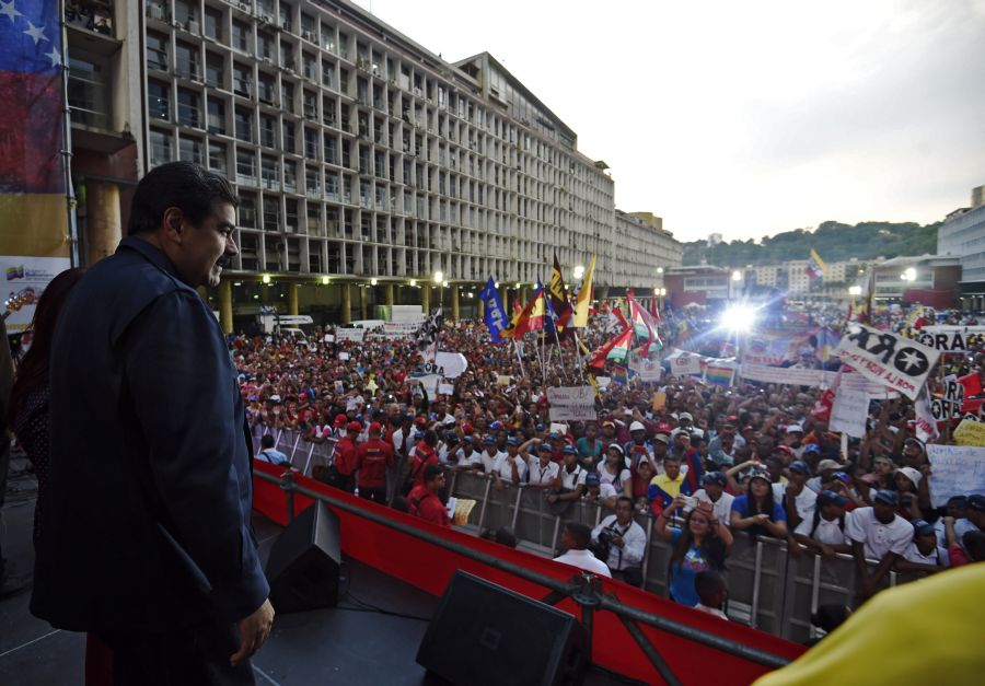 El eterno femenino de una imaginativa pintora