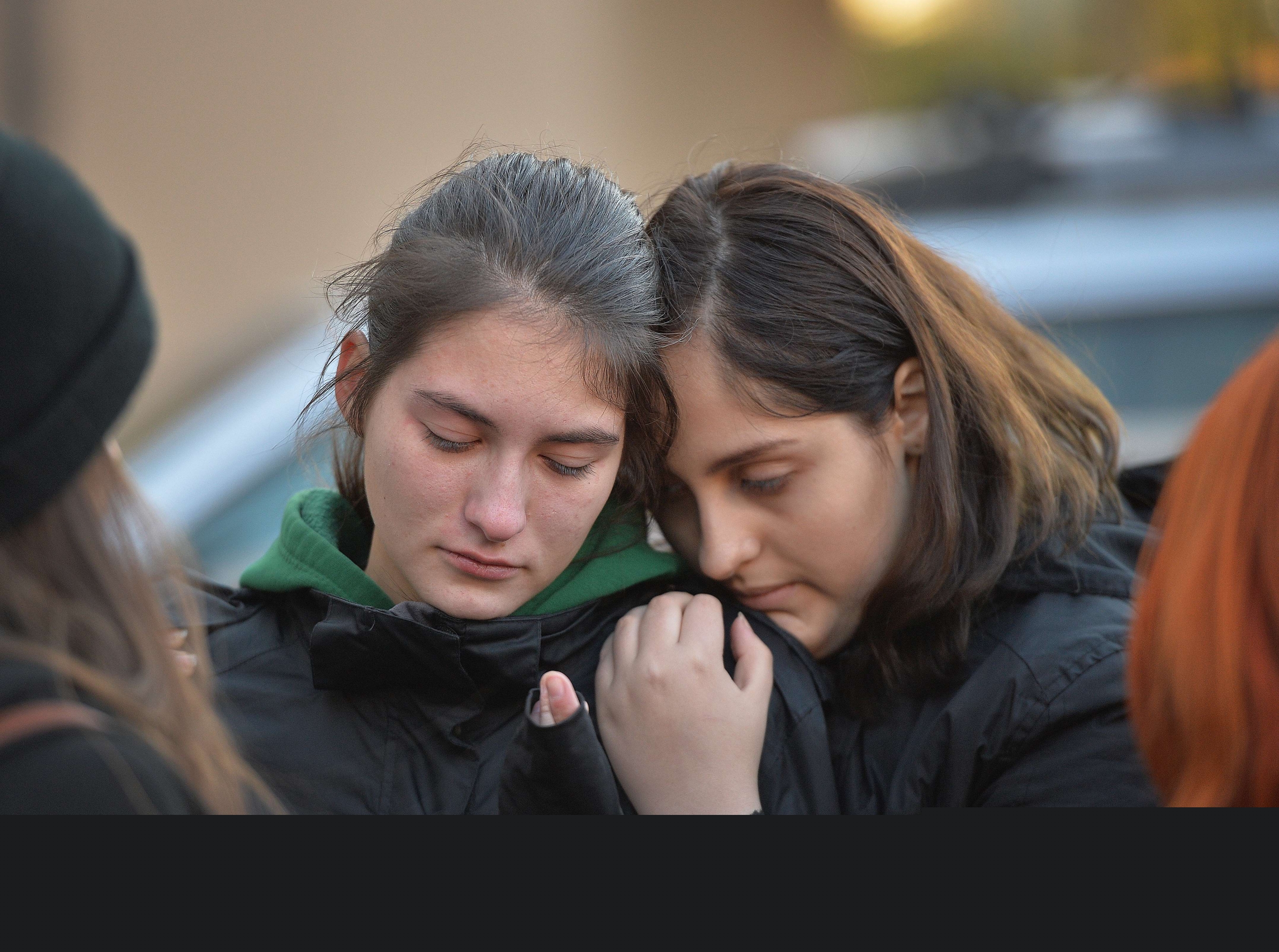 Jóvenes se lamentan. Foto: AFP