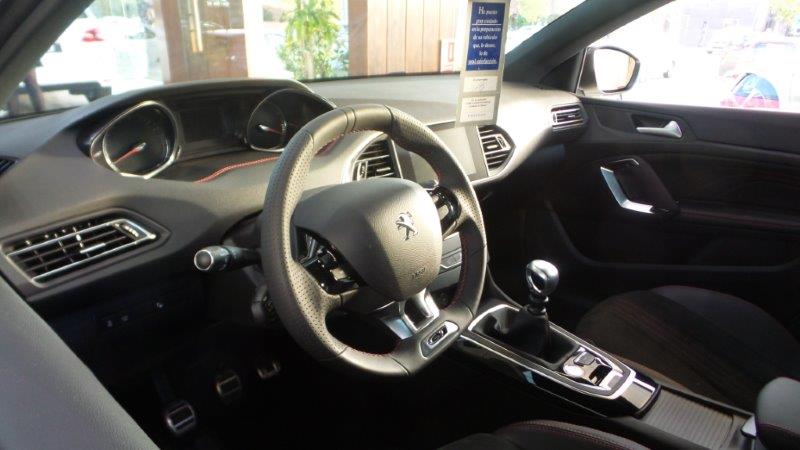 El nuevo miembro de la familia Peugeot es un cuatro cilindros 1.6 THP con 205 cv de potencia, Start&Stop, inyección directa y tecnología VTi de distribución variable, combinado con una caja de cambios manual de seis relaciones.