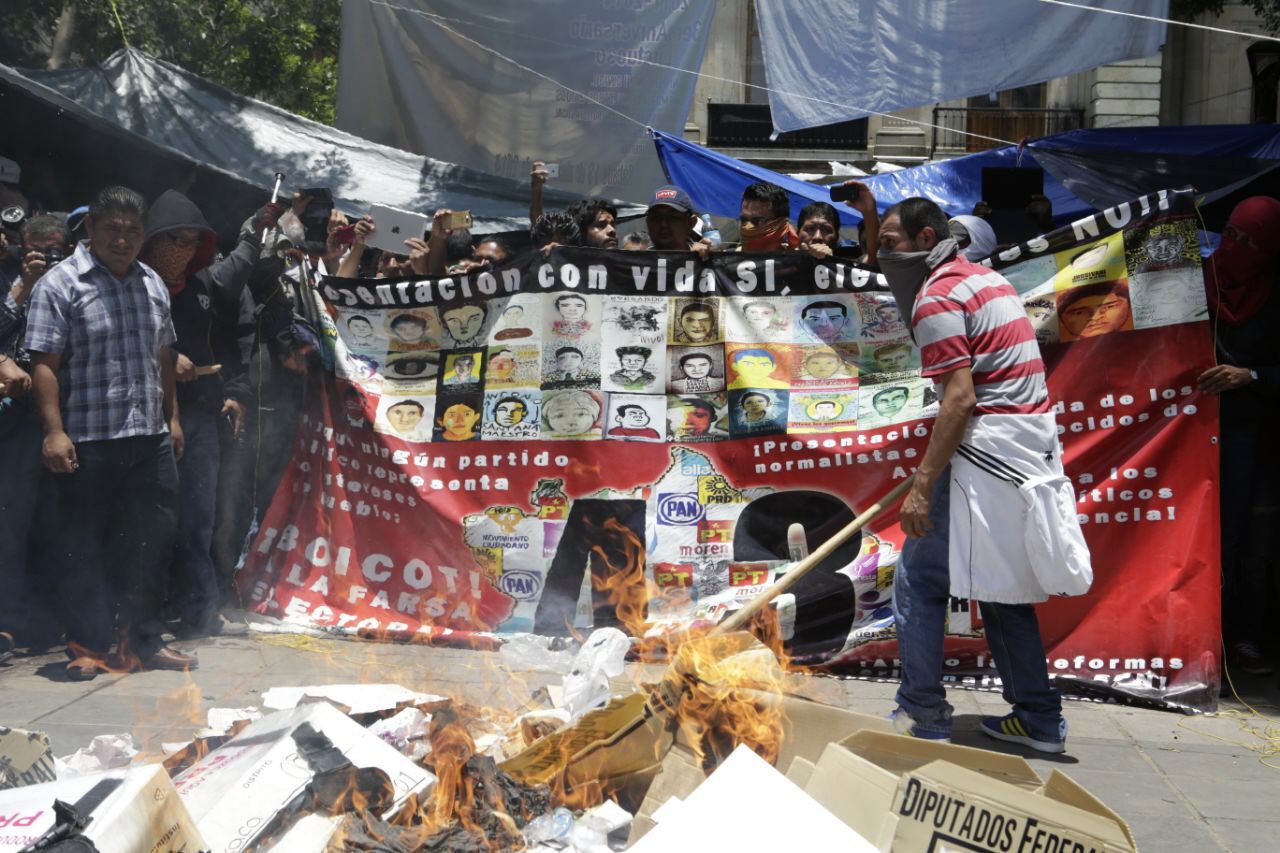 Maestros en huelga saquearon mesas de votación y quemaron urnas en  Oaxaca, al sur de México. Foto: EFE