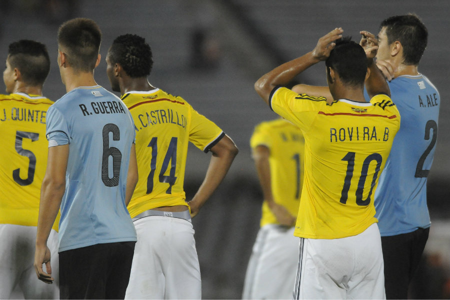Brayan Rovira tuvo una clara para Colombia, pero tapó de forma notable Gastón Guruceaga. Foto: Agustín Martínez