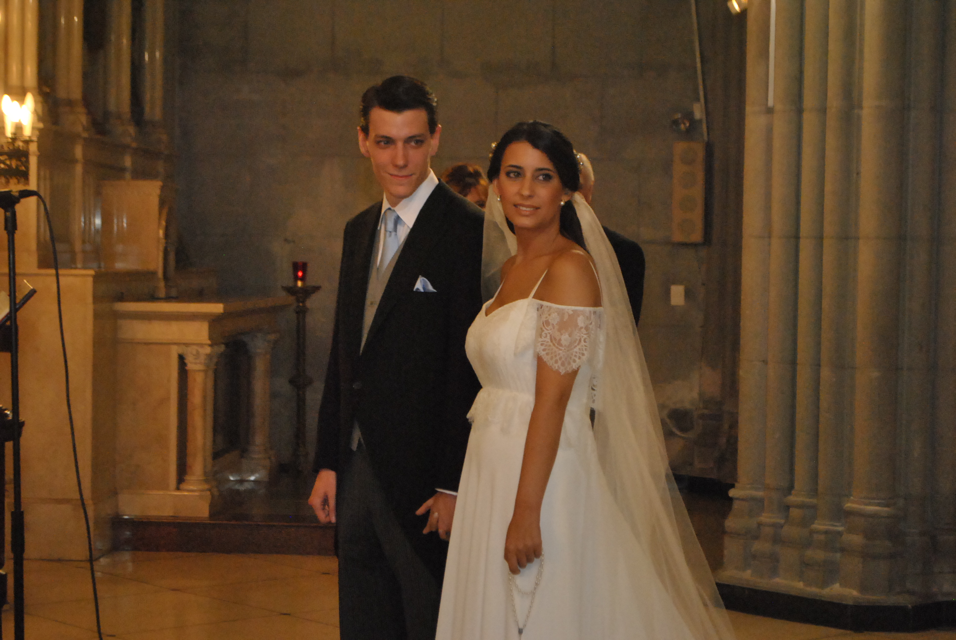 Los novios durante la ceremonia.