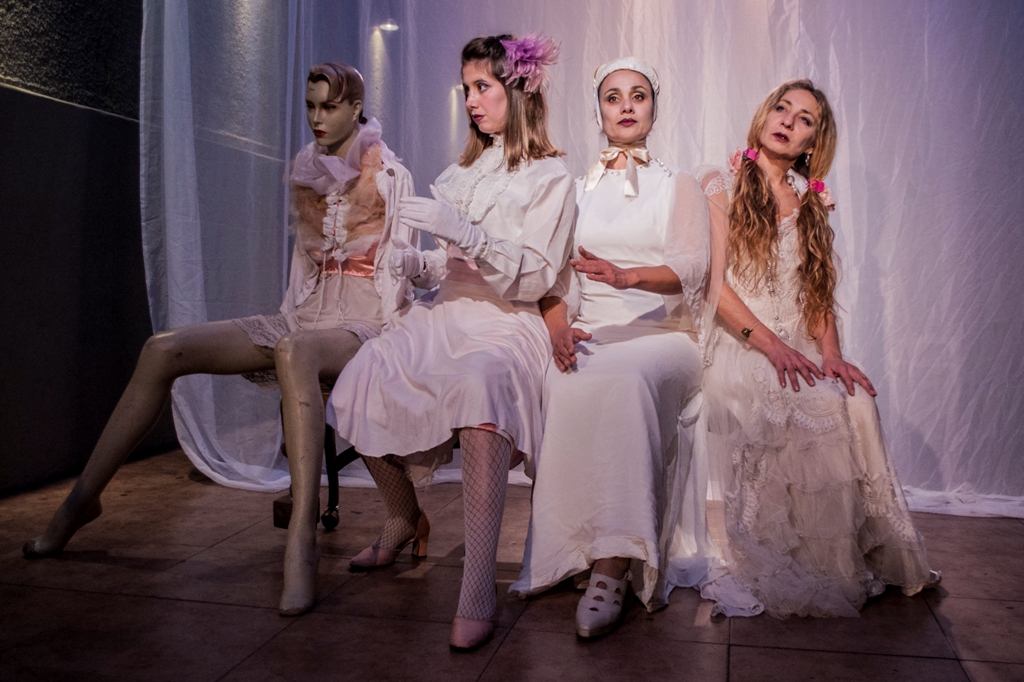 El eterno femenino de una imaginativa pintora