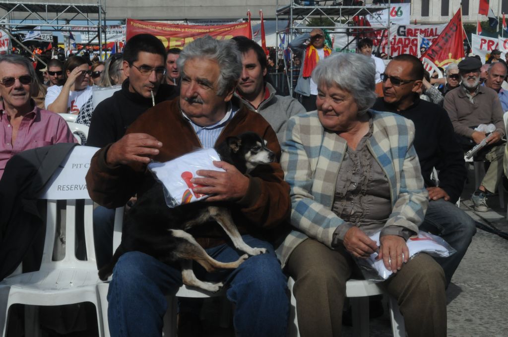 Lucía Topolansky y José Mujica con su perra Manuela en el acto 2015 del 1° de mayo. Foto: Francisco Flores