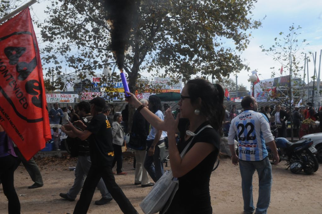 Representantes del gremio docente Ades con bengalas en el acto del 1° de mayo de 2015. Foto: Francisco Flores.