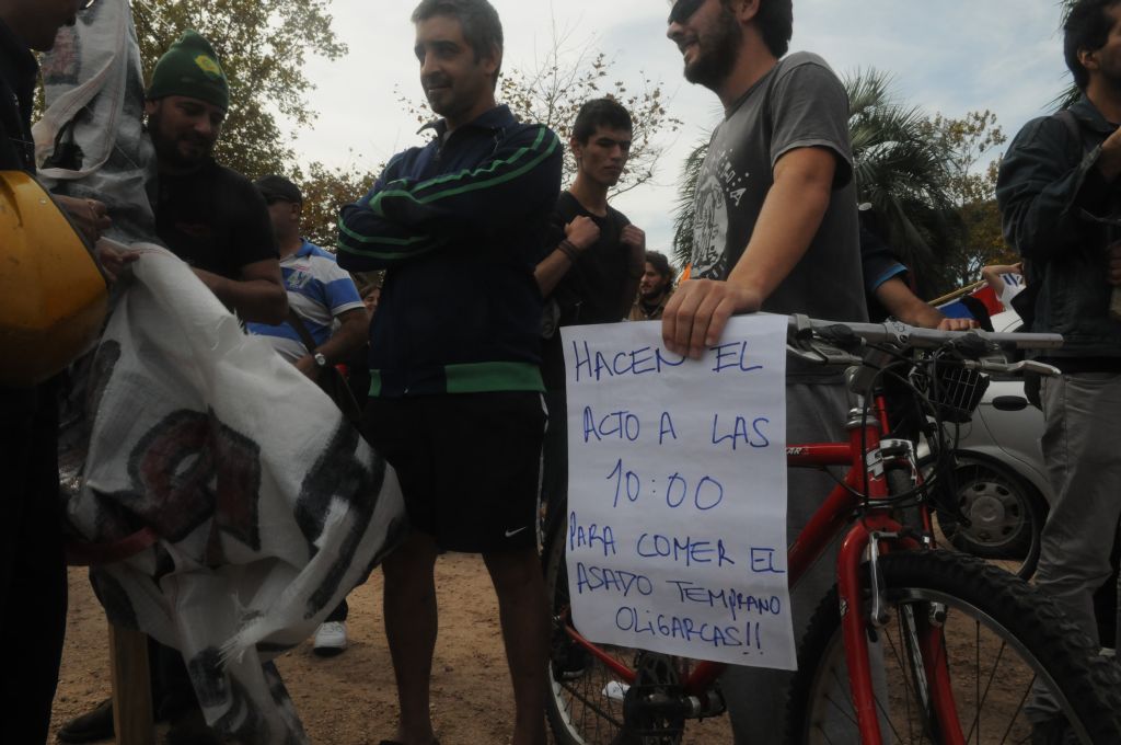 Crítica al Pit Cnt en el acto del 1° de mayo de 2015. Foto: Francisco Flores