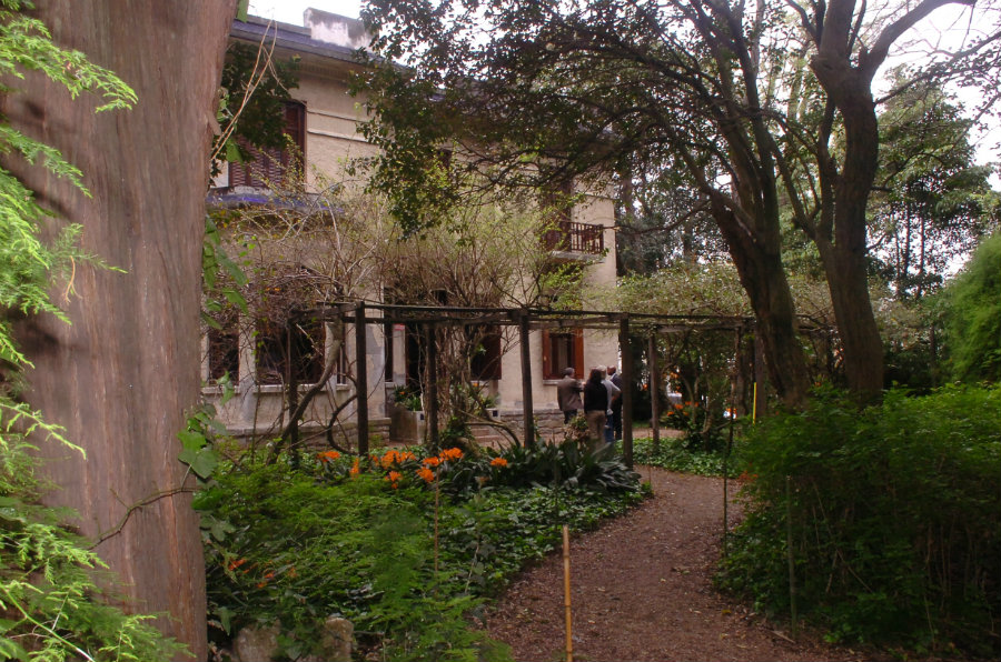 El eterno femenino de una imaginativa pintora