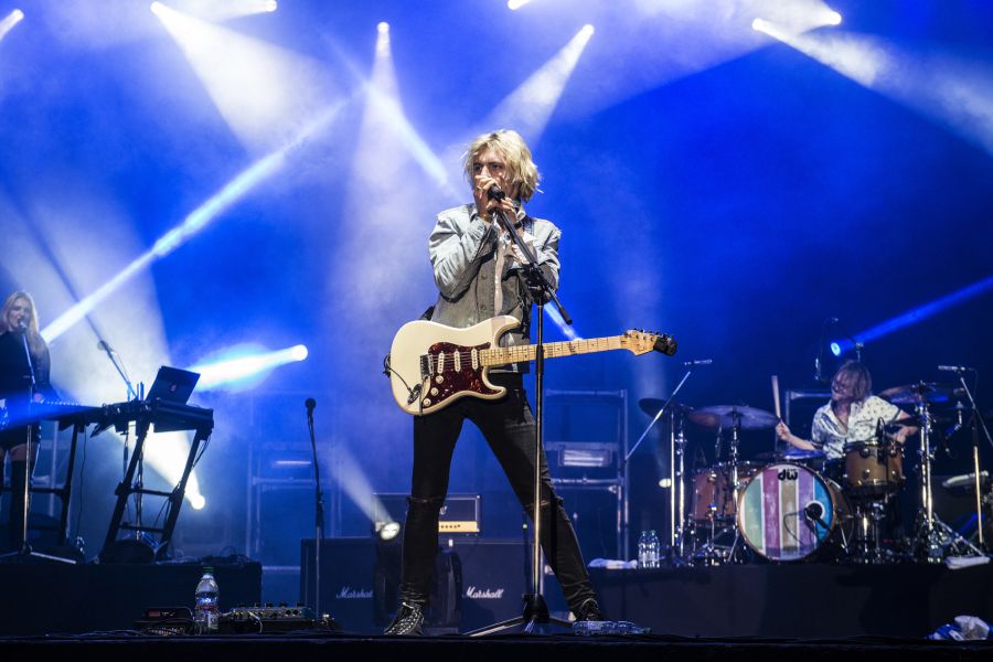 El eterno femenino de una imaginativa pintora