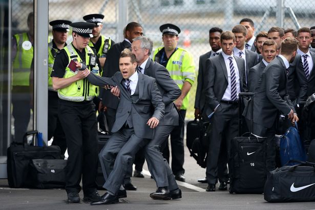 Lee Anderson siendo detenido en el aeropuerto de Luton. Foto: AFP