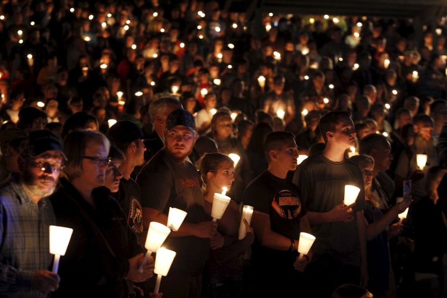 Cientos de personas se reunieron ayer en memoria de las víctimas del tiroteo. Foto: AFP.