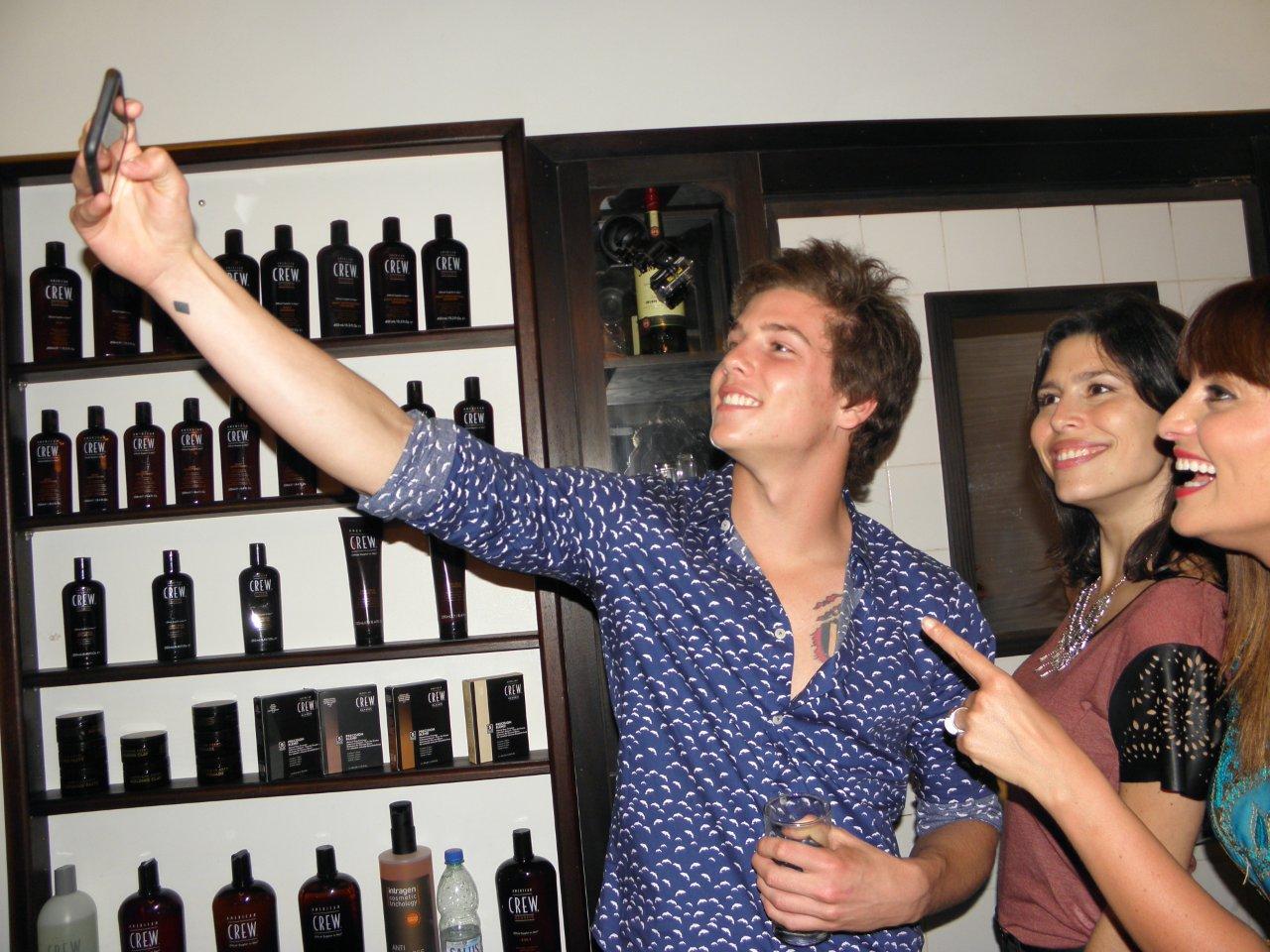 Ana Inés Martínez y Carolina Domínguez se mostraron fanáticas del ex baterista de Rombai, Tomi Narbondo.