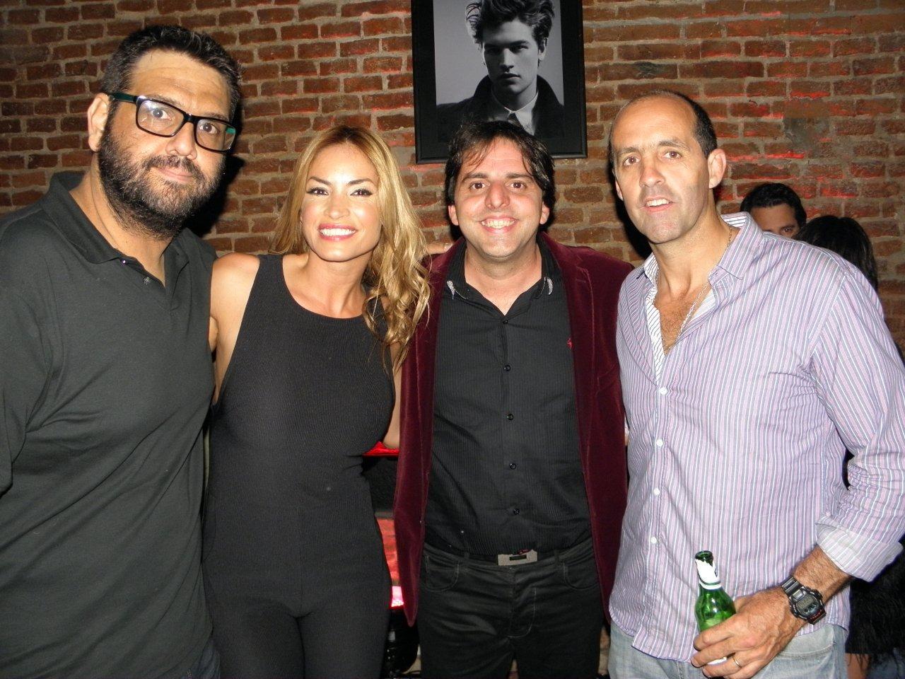 Los conductores junto a Pablo Tambucho, productor general de Bendita Tv