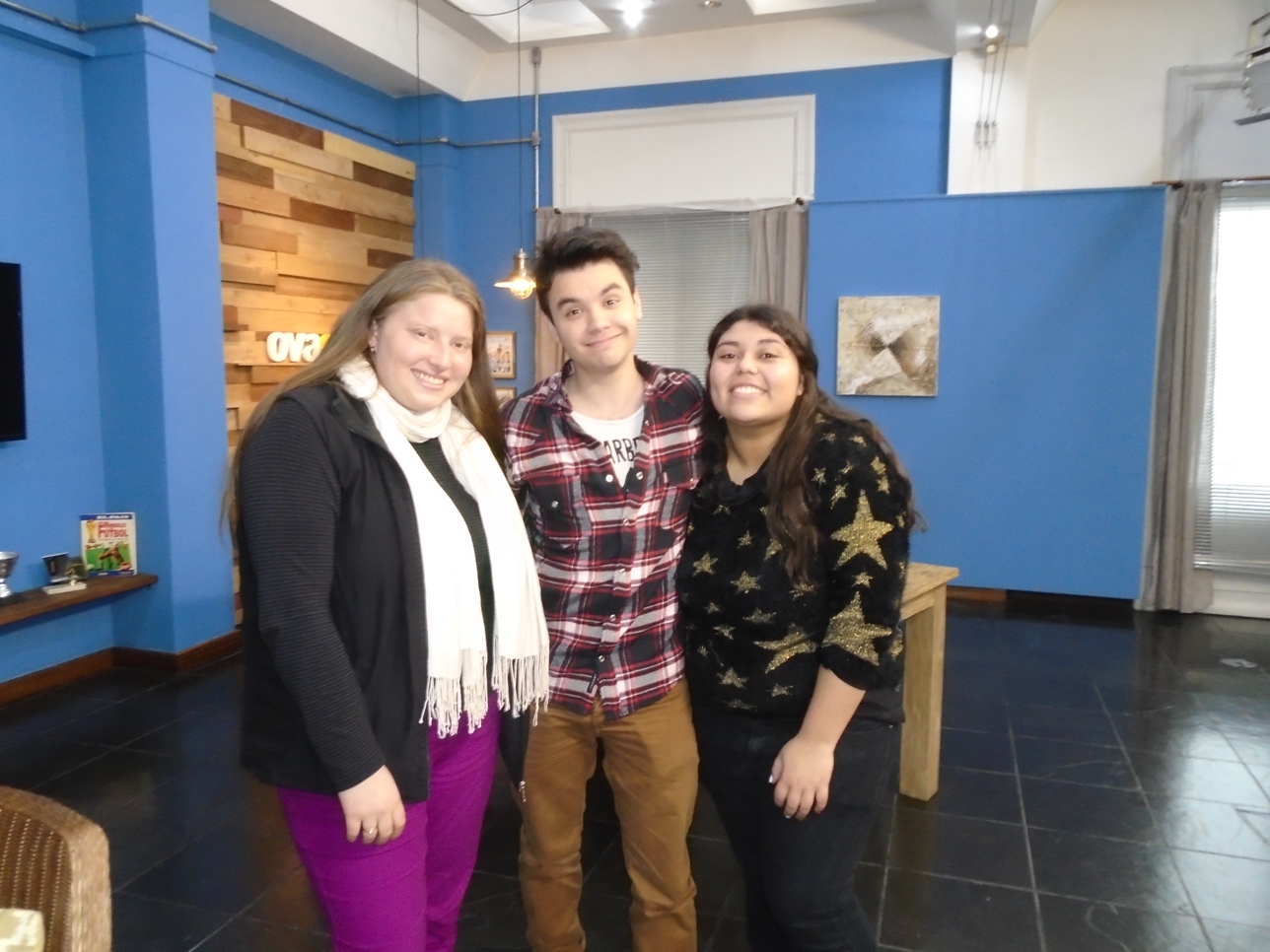 Agustín Casanova de Marama saludó a sus fanáticas en los estudios de El Pais TV.