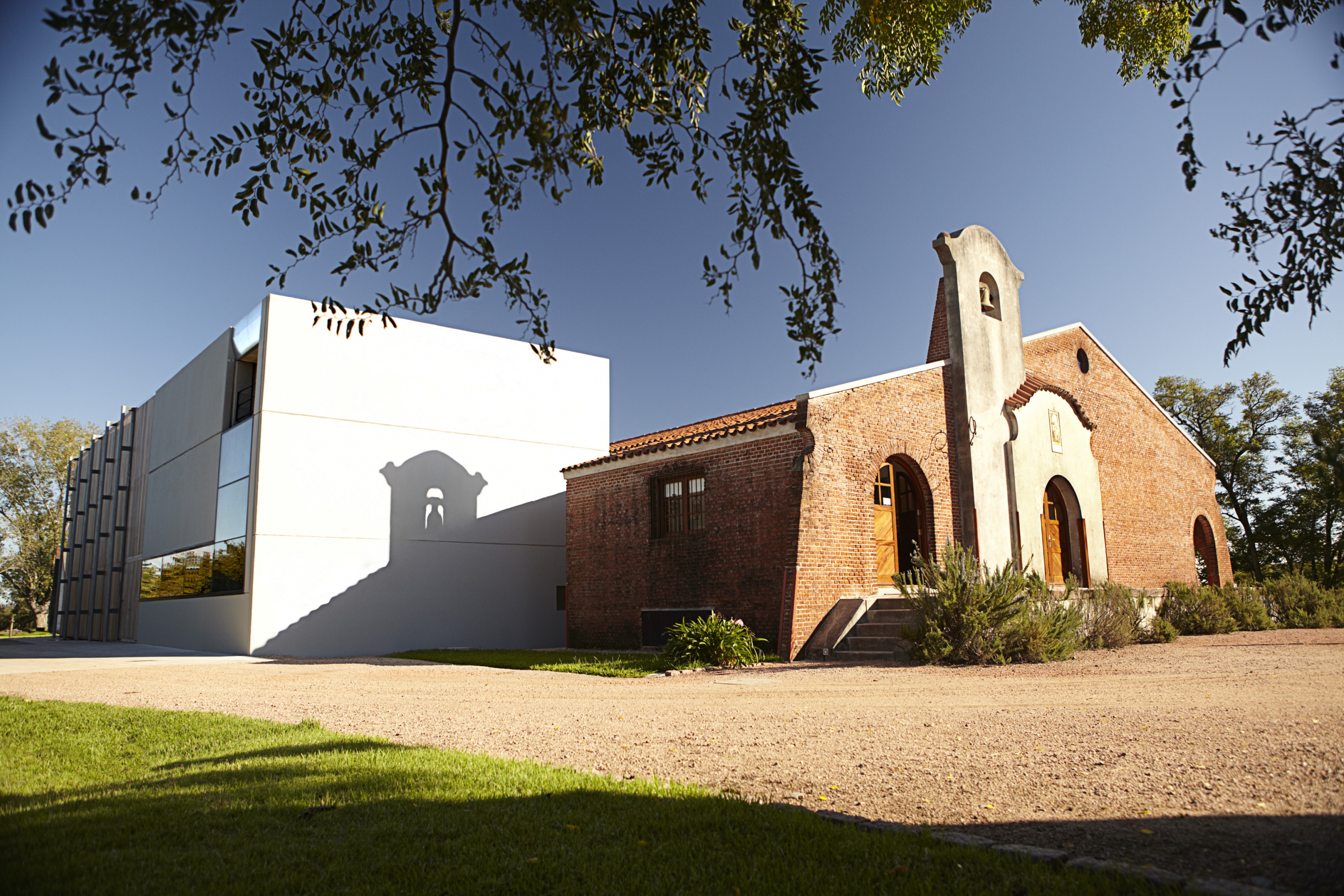 El eterno femenino de una imaginativa pintora