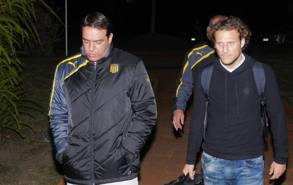 Diego Forlán ingresa junto al dirigente Ignacio Ruglio a la Posta del Lago. Foto: R. Figueredo